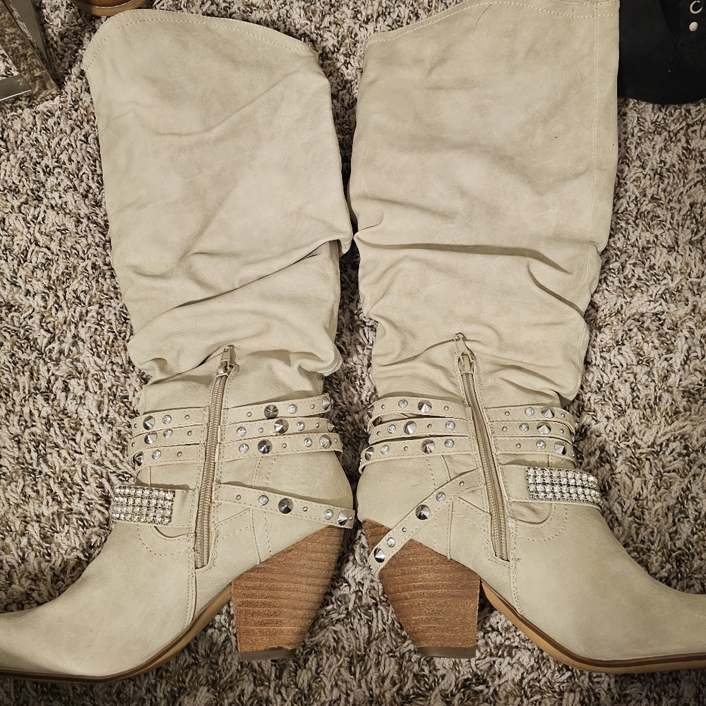 Buckle 8.5 cream boots